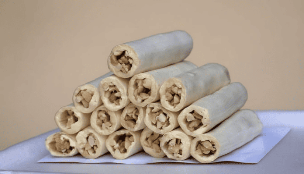 Sở dĩ món ăn này được gọi tên là kẹo dồi bởi hình dáng giống món dồi trường